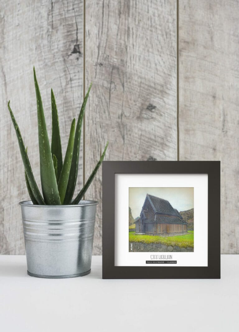 stafkirjan (Îles vestmann islande) - Découvrez nos cadres photos uniques, véritables trésors capturés lors de mes voyages à travers le monde. Chaque image, soigneusement sélectionnée et magnifiée en studio, est encadrée avec élégance dans un cadre en bois noir mat de 24x24 cm, d’une épaisseur de 1,5 cm.